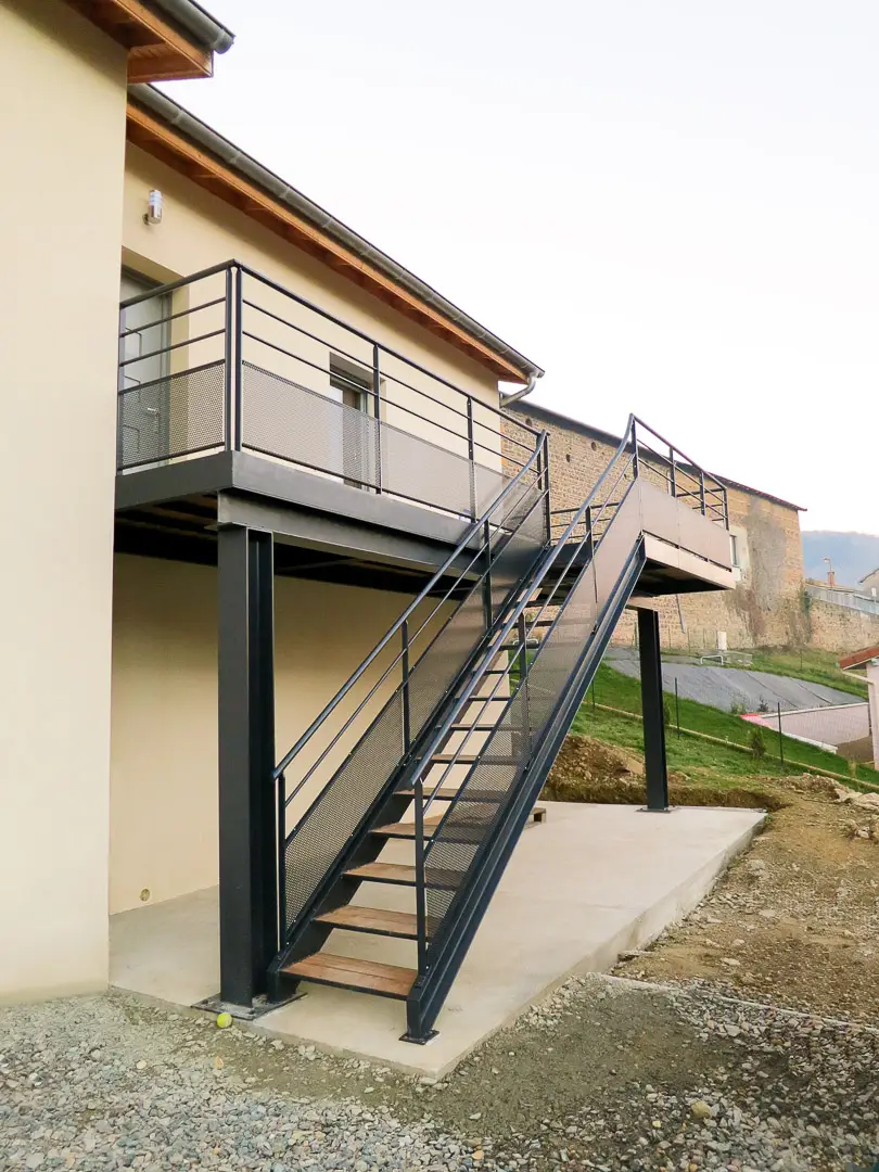 Création terrasse escalier métal bois exotique Valsonne