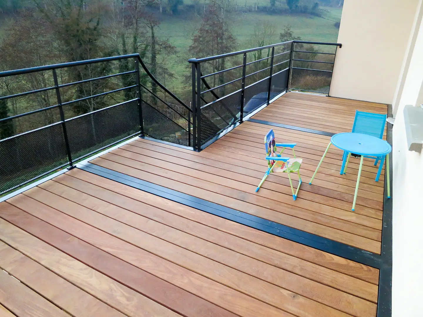 Terrasse bois exotique escalier métal Valsonne